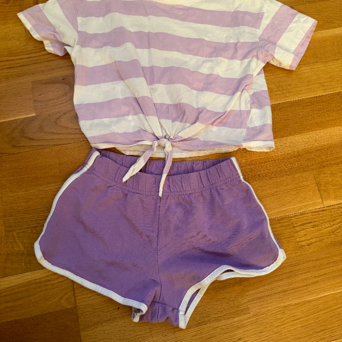 Ett lila och vitt sett i nyskick 