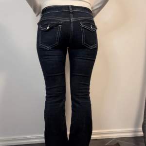 lågmidjade jeans med knapp fickor på rumpan