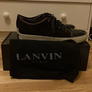 Vinröda Lanvins 43/44 , UK 9 - Hej, jag säljer min vinröda Lanvins eftersom de var för stora för mig. Nypris cirka 4500kr, mitt pris 2399kr.  Bra skick , inga defekter eller skador. Dustbag,skolåda samt extra skosnören kommer med.