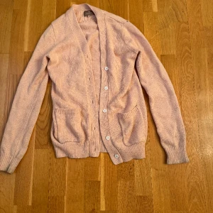 Fin tröja (nypris 1300) - Kofta i nyskick (Liten i storleken)