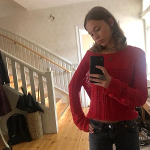 Röd Stickad Tröja - Jätte snygg röd stickad tröja🤩köpt secondhand💗fint skick, säljer pga alldrig används🫶