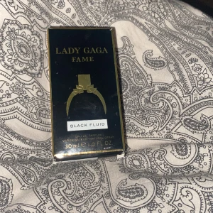 Lady gaga parfym - En godluktande parfym (lady gaga,Black fluid) som är andvänd några få gånger.köpt för 300kr säljer för 150kr Går att pruta till minst 120kr! Vid några frågor kontakta mig!