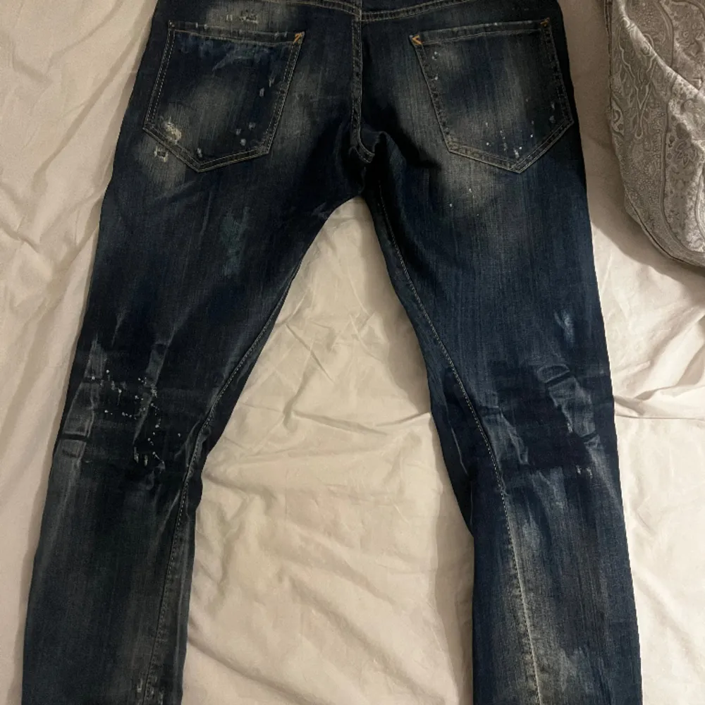 Äkta dsquared jeans, värda runt 6000 kr! Säljer pga att jag inte använder de längre. De är nyskick och använda fåtal gånger men jag känner inte att det är min stil och säljer därför dem.  Dm för mer bilder/info. Jeans & Byxor.