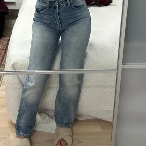 STRAIGHT JEANS ZALANDO - raka jeans från zalando i storlek 34/36 (medel/hög midja), använda 1 gång