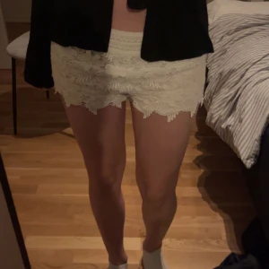 Lågmidjade shorts - Jag säljer dessa vintage lågmidjade vita shorts💞storlek 158/164 de är också väldigt stretchiga i midjan💞skitsnygga till sommaren💞