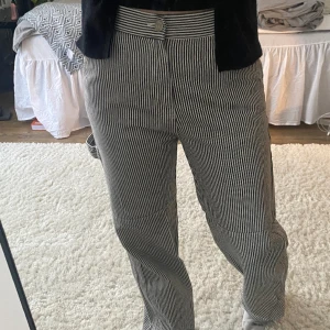 Randiga byxor - Säljer dessa super coola byxorna då jag inte är så bekväm i lågmidjat. Byxorna är använda vid 2-3 tillfällen så dem är i super bra skick😍 tveka inte att skicka dm vid frågor eller funderingar🫶🏻