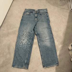 Säljer dessa zara baggy jeans då dem ej används väldigt bra skick och inga defekter:)