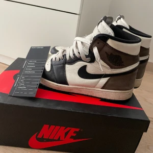 Jordan 1 mocha - Storlek 44,5 använda väl och allt OG finns. Köpta på goat. Nypris 4500