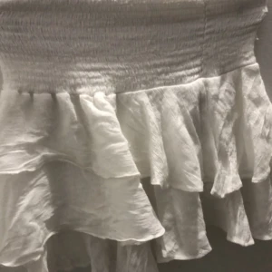 Vitt boho kjol🤍 - Veckad Remsa Förbundet Lager Rynkad Enkel Enkel Kjol i färgen vitt  Priset kan diskuteras 