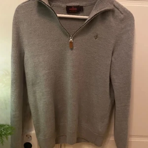 Halfzip Morris  - En riktigt skön och stilig halfzip från det välkända märket Morris! Har inte använt många gånger bara när jag velat va extra stilig. Tröjan består av 100% marino ull vilket inte skaver mot huden vilket är till din fördel. Tack!