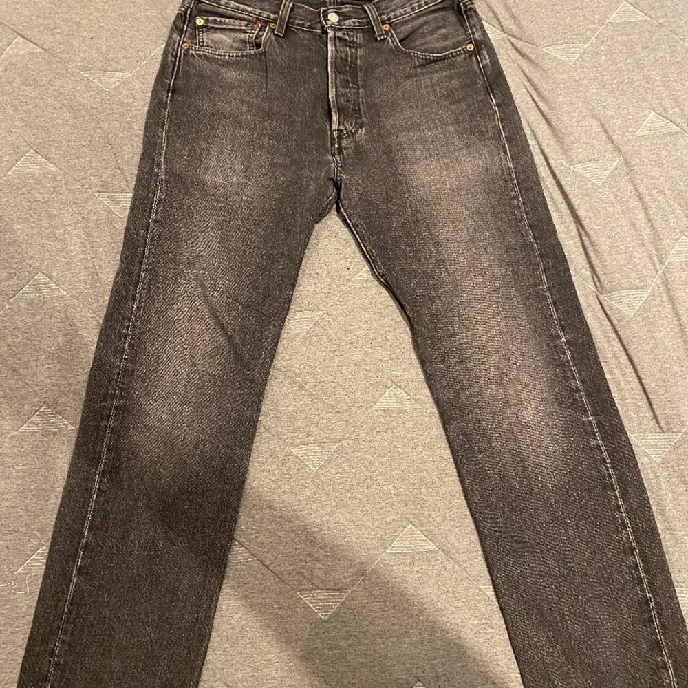 Ett par snygga Levis 501 i svart. Jeansen är i fint skick utan några defekter Orginal pris: 1100kr Vårt pris: 450kr. Jeans & Byxor.