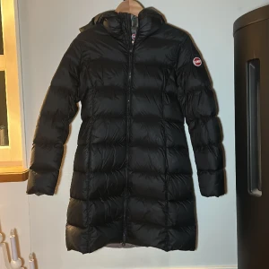 Colmar jacka  - Varm jacka från Colmar🖤 Storlek : 16 år Nypris : 3599 kr Säljer : 2000 kr I princip oanvänd, toppskick!🥰