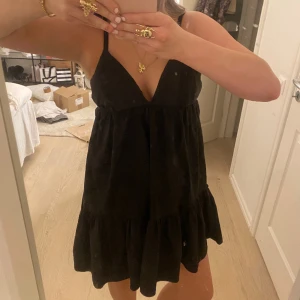svart zara klänning  - säljer denna eftertraktade klänning från zara som är helt slutsåld, använd fåtal gånger, köpt för 2 år sen. skriv privat för fler frågor💞 perfekt för mig i längden, är 169cm för referens
