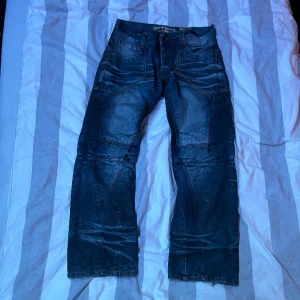 Baggy jeans - Drainiga baggy jeans från okänt märke. Asfeta med sjuka detaljer och riktigt fet look. Ytterbenslängd 104 cm benöppning 24 cm midjemått 46 cm. Riktigt sjuka jeanss🙏🍺 Tar trades och priset e inte helt fast💯💸