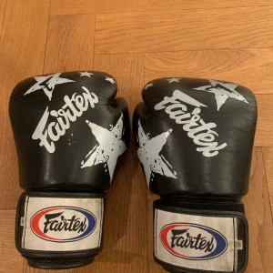 Boxningshandskar Fairtex 12oz - Boxningshandskar som jag skulle använda som säckhandskar från Fairtex som ej kommit till användning. Handgjorda i Thailändskt läder. Kan prutas vid snabb affär!