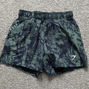Träningsshorts - Grön svarta träningsshorts från Gymshark, säljer för att jag fick fel sak när jag beställde o de ville inte ha tillbaka dem. Därför aldrig använda!💗