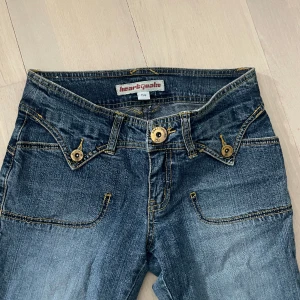 Low waist jeans - Passar någon som är ganska kort, eftersom att de är en barn storlek! Köpa på second hand!! Super fina detaljer både fram och bak samt nere vid änden av byxorna❤️stl 158
