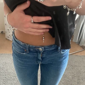 Lågmidjade bootcutjeans - Lågmidjade bootcut jeans från ginatricot young. Storlek 164 men passar mig som brukar ha 32/34 i byxor💕 Skicket är som nytt då jag aldrig använt de. Bara att höra av sig vid frågor eller fler bilder!