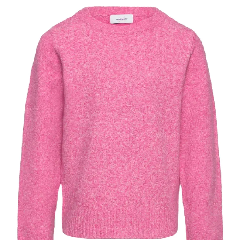Säljer denna fina rosa tröja från VeroModa då den inte kommer till användning. Tröjan är knappt använd och i nyskick, den är inte nopprig samt har inga defekter. Säljer för 200kr + frakt💓. Stickat.