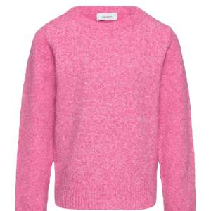 Säljer denna fina rosa tröja från VeroModa då den inte kommer till användning. Tröjan är knappt använd och i nyskick, den är inte nopprig samt har inga defekter. Säljer för 200kr + frakt💓