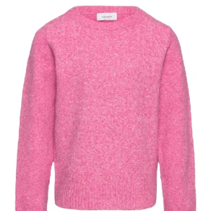 VeroModa stickad tröja - Säljer denna fina rosa tröja från VeroModa då den inte kommer till användning. Tröjan är knappt använd och i nyskick, den är inte nopprig samt har inga defekter. Säljer för 200kr + frakt💓