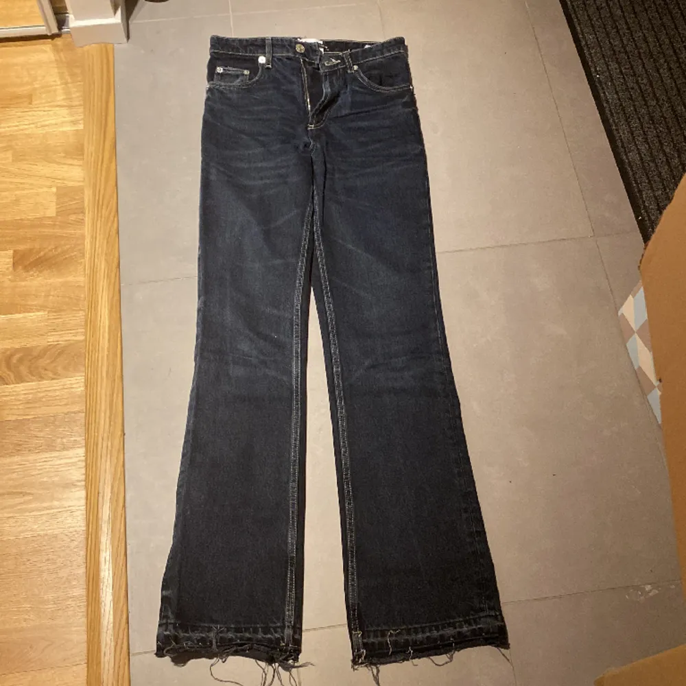 Jeans från zara som är blandning av bootcut och raka jeans. Mycket långa i benen. Säljer för att dom inte passar längre och dom har inga defekter, nästan som nya. . Jeans & Byxor.