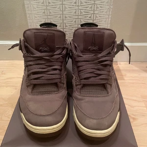 Jordan 4 A Ma Manière - Tjena säljer nu dessa riktigt stilrena skorna då jag växt ur dem. Skorna är inköpta för mindre än ett år sedan och är sparsamt använda. Skicka ett dm om ni vill ha fler bilder :)