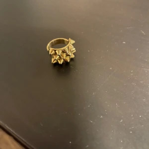 Äkta Edbladring  - Guldig äkta Edblads ring fick i present men den är inte min färg så den är knappt använd