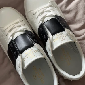 Valentino skor - Säljer min valentino skor för dem ej kommer till användning i storlek 39 passar även 38 skriv för fler bilder kan även tänka mig byta mot rosa 