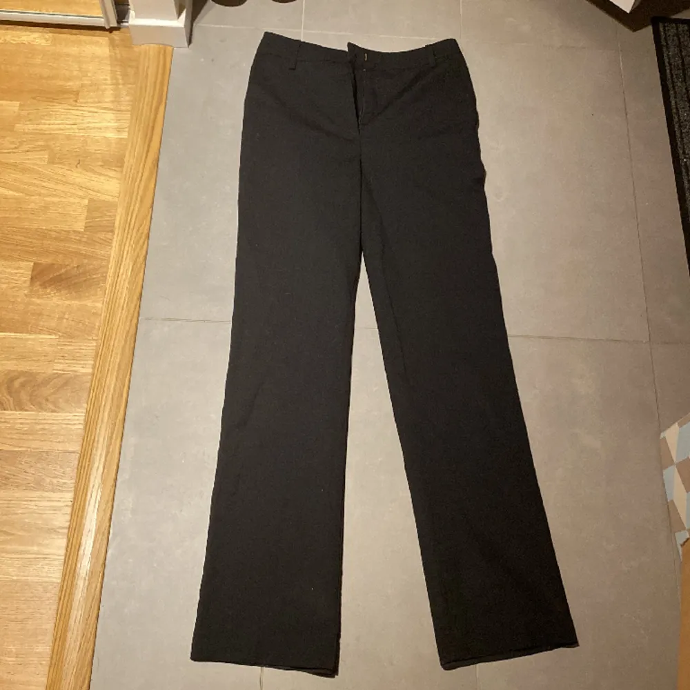 Svarta raka kostymbyxor från bikbok. Jätte fina i längden och hur dom sitter på. Inga defekter alls, som nya. Säljer för att dom inte kommer till användning längre. . Jeans & Byxor.