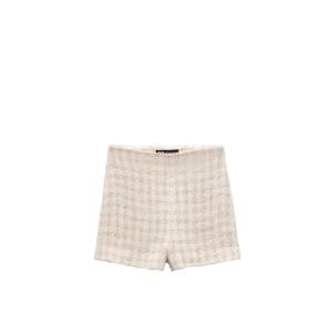 Storlek XS, vit guldiga shorts från Zara, aldrig använt och jätte snygga💖 Frakt ingår inte!!💖 tryckningen på köp direkt❗️❗️