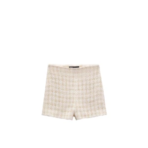 Rutiga shorts med struktur💖 - Storlek XS, vit guldiga shorts från Zara, aldrig använt och jätte snygga💖 Frakt ingår inte!!💖 tryckningen på köp direkt❗️❗️