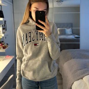 Tommy hoodie - Storlek S, kan hämtas i Sollentuna 