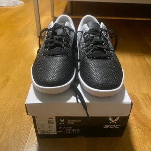 Gympaskor  - Säljer dessa inhomhus träningsskor från Soc!!😻Strl. 40 och är unisex. Är egentligen inhomhus fotbollsskor, men passar till vanlig träning också☺️Använda ca 2 gånger och har inga fel🙌🏼Säljs med skokartong❤️