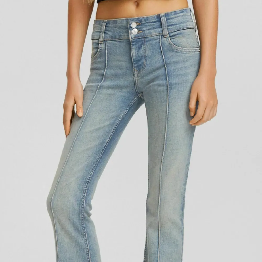 Intressekoll på mina jätte fina jeans från bershka som ja fick i julklapp💕 dom är andvända ett fåtal gånger! Jag är väldigt osäker om jag vill sälja så säljer endast vid bra pris🥰 dom är även slutsålda i alla storlekar!. Jeans & Byxor.