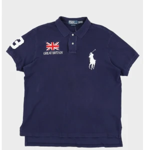 Polo Ralph lauren  - Vintage 90-tals Polo Ralph Lauren Storbritannien piké. Finns tyvärr inget kvitto då den är väldigt gammal. Väldigt bra skick för att vara såpass gammal. Köpt i England för 89 pund (1180 svenska kronor)