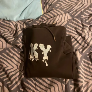 Risky hoodie - Risky hoodie från riskyuniverse mycket bra skick använd ca 3-5 gånger. Köpte denna hoodie för 929 säljer för 450. Storlek XS