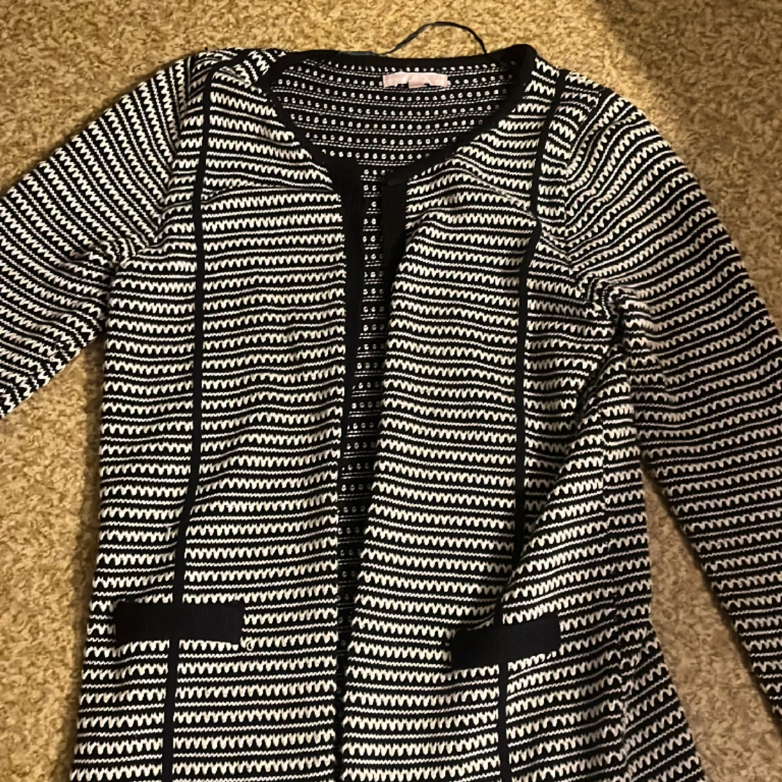 Svart kofta med vita detaljer - 90