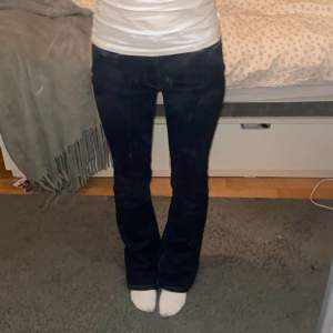 Fina mörkblåa jeans. Midjemåttet är 34cm och innerbenslängden är 77cm. Lite slitningar längst ner.💕