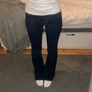 Mörkblå jeans - Fina mörkblåa jeans. Midjemåttet är 34cm och innerbenslängden är 77cm. Lite slitningar längst ner.💕
