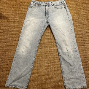 Levis 551 jeans - Säljer dessa jeansen eftersom jag inte använder den längre. Dem har inga deffekter och är i bra skick. Jag är 180 och den sitter bra på mig.