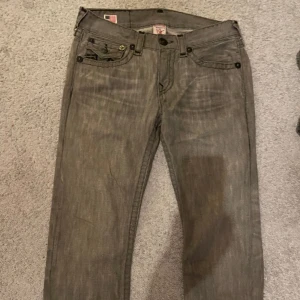 True religion pants - Riktigt feta byxor! Köpte dom för kanske et halvår sen och använt dom kanske 5 gånger, säljer för dom passar inte mig längre.