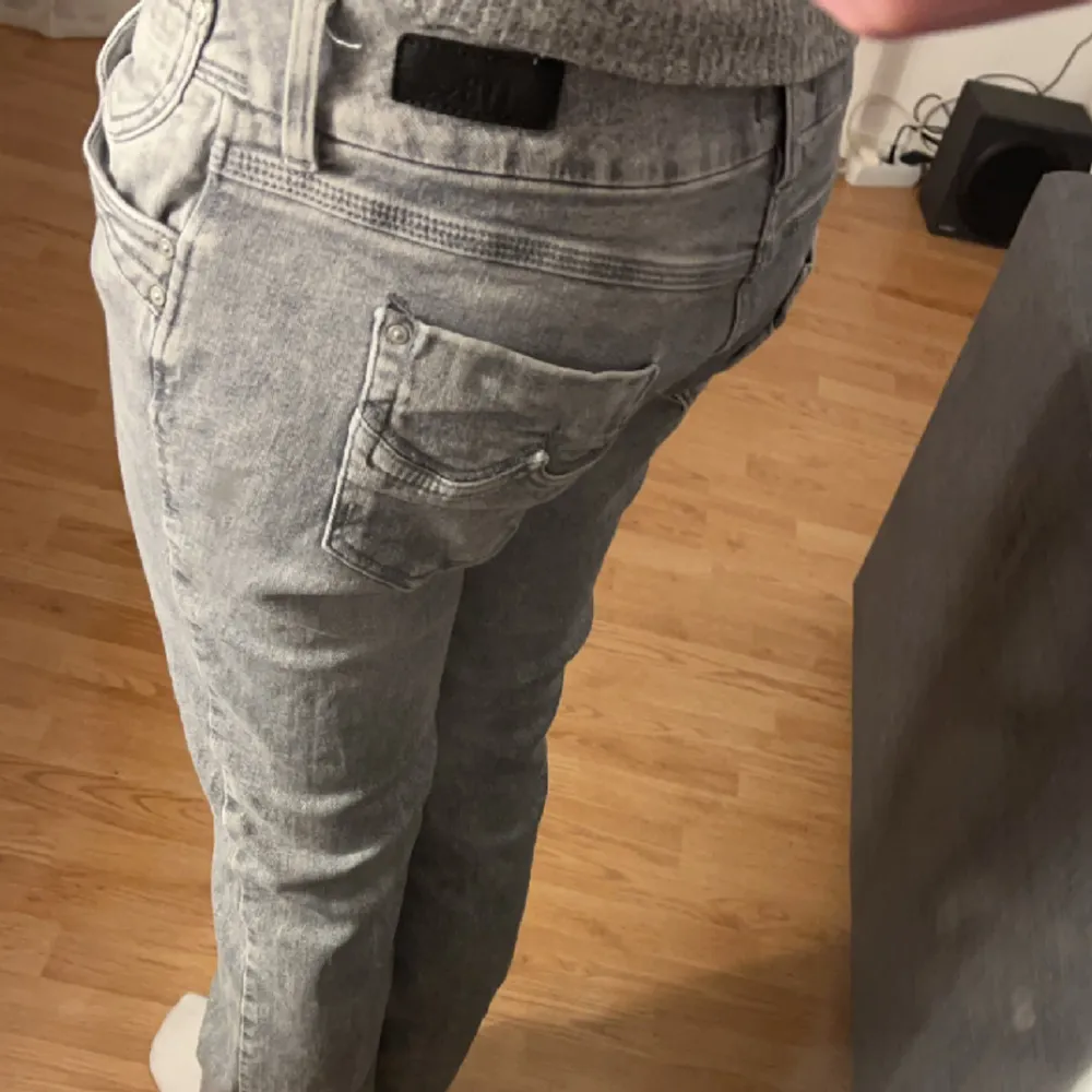 Gråa Ltb jeans i modellen jonquil, innerbenslängden är 82cm och midjan rakt över är 44cm. Har en liten ”rostning” på ena dragkedjan(se bild 3). Hör av er vid frågor🥰pris kan diskuteras!. Jeans & Byxor.