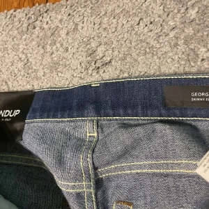 Dondup george - Dessa mycket fina dondup jeansen är knappt använda i storlek 29  (funkar om man har 30) Modellen är dondup George slimfit.