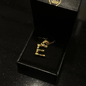 Bamboo letter necklace - Jättesnygg Maria Nilsdotter inspirerad bokstavshalsband ✨Även M och A i guld finns i lager 