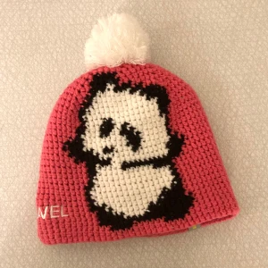 rosa mössa - fantastisk rosa stickad mössa från Kask med söt panda! 🐼💖