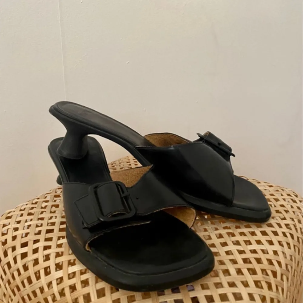 Mules/sandaler med liten klack från Camper i storlek 38, använda 1 gång, väldigt bra skick ! . Skor.