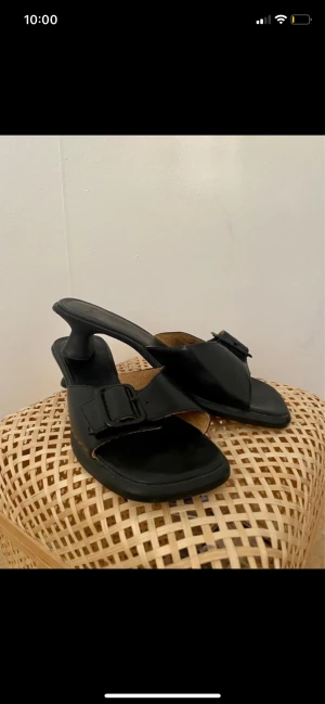 Camper sandaletter/mules - Mules/sandaler med liten klack från Camper i storlek 38, använda 1 gång, väldigt bra skick ! 