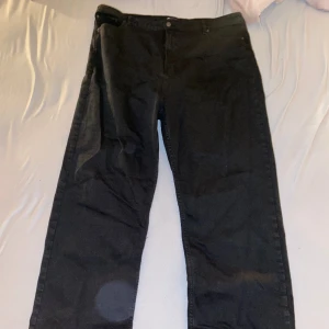 Svarta (raka) jeans - Helt nya och oanvända snygga jeans från Asos. Endast provade en gång men de var för stora för mig. Annars jätte skönt material och rejäla byxor. 