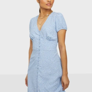 Klänning - Blå och vit mönstrad klänning från Nelly x Glamorous som är helt slutsåld.